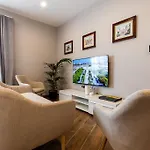 V86 - Charming 1 Bedroom Duplex With Harbour Views *