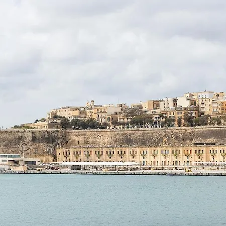 V86 - Charming 1 Bedroom Duplex With Harbour Views