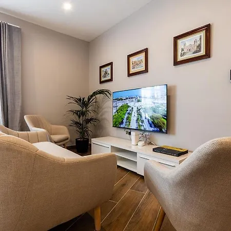 V86 - Charming 1 Bedroom Duplex With Harbour Views *