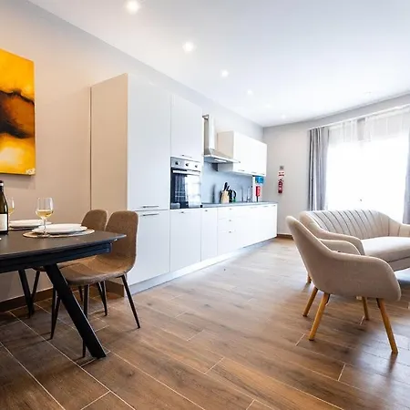 V86 - Charming 1 Bedroom Duplex With Harbour Views Apartment *